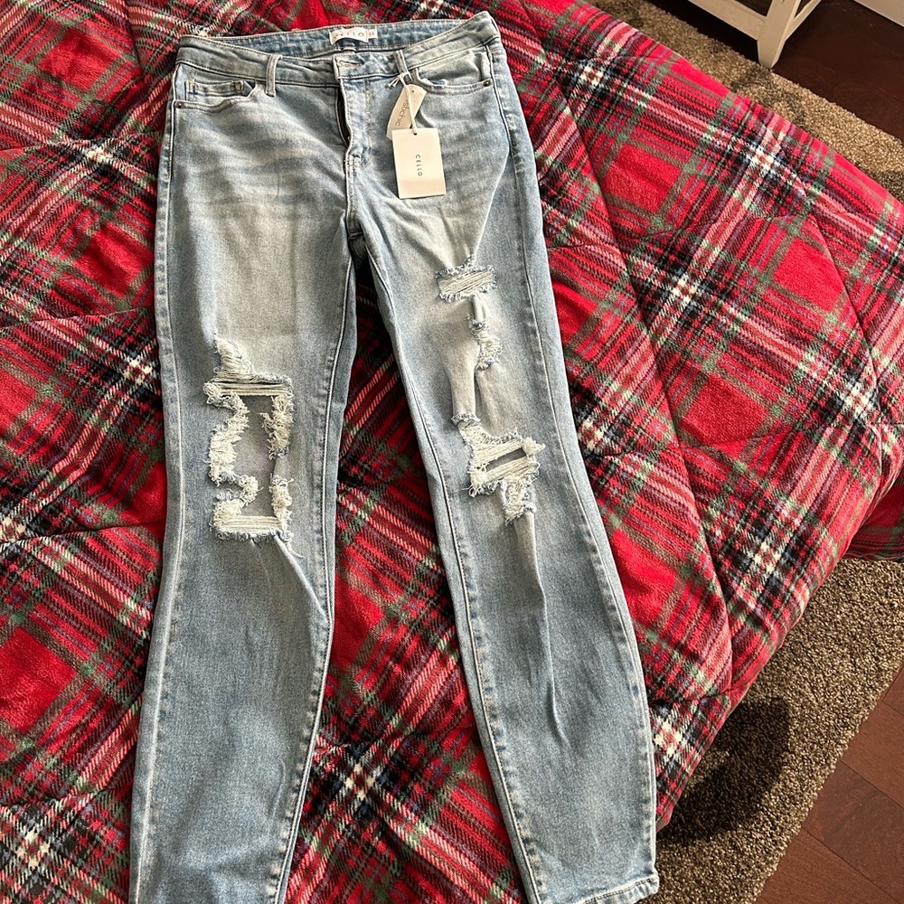 NWT CELLO SIZE 11 Women's Distressed Blue Jeans